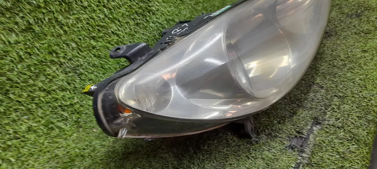 Farol_Direito_Peugeot_307_2003_Com_Detalhe_Eco_Pe_as_Vila_Em_image3