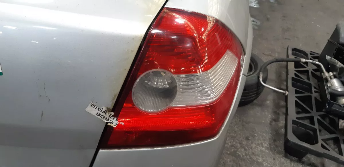 Lanterna_Lado_Direito_C_detalhe_Renault_Megane_2009_2_0_Aut_image2