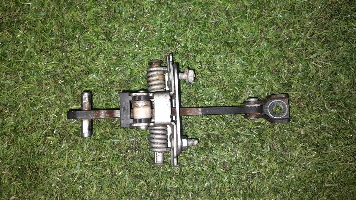 Limitador_De_Porta_Traseira_Direita_Peugeot_3008_2013_image2