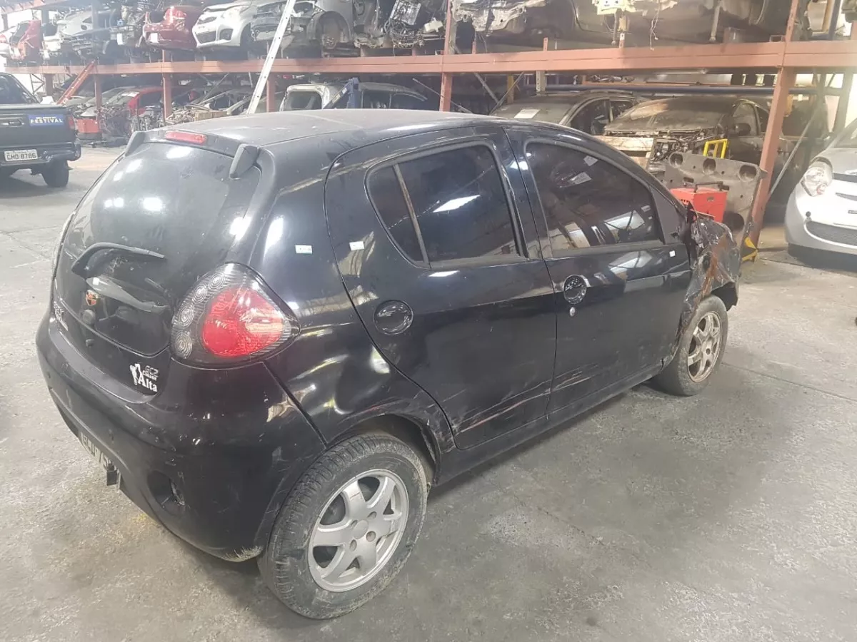 Traseira_Com_Teto_Geely_Gc2_2015_Eco_Pe_as_Vila_Ema_image2