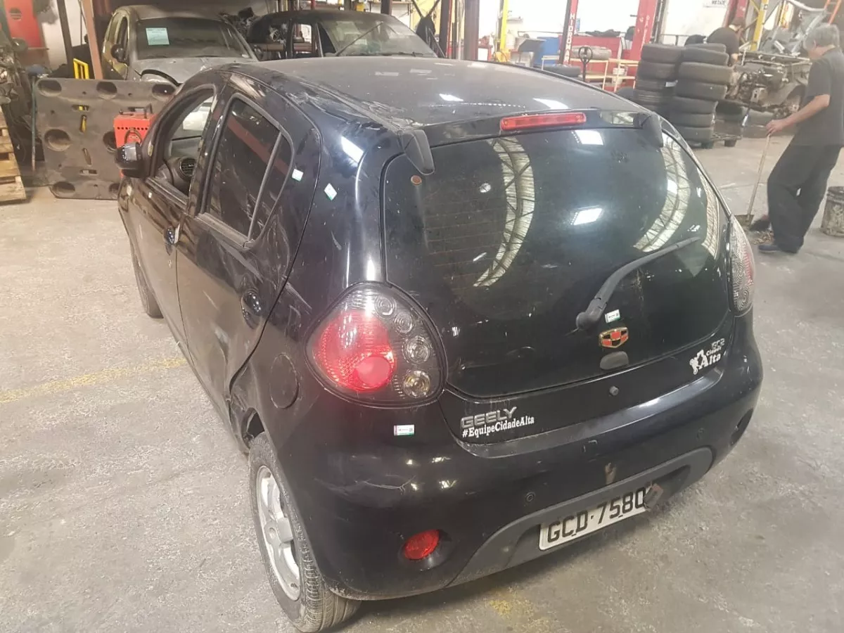 Traseira_Com_Teto_Geely_Gc2_2015_Eco_Pe_as_Vila_Ema_image3